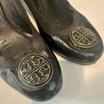 Tory Burch Caroline Black Patent Leather Elastic Pump Gold Logo Size 10 Photo 3