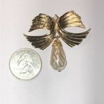 Vintage Gold Tone Off White Baroque Faux Pearl Brooch Shoulder Pin Photo 2