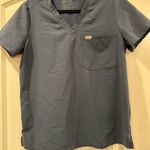FIGS  Catarina one-pocket scrub top Charcoal Photo 6