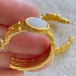 Trifari Vintage  white milk glass with gold tone Hoop Earrings signed Photo 2