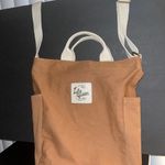 Lily green tan tote bag with zipper and a side pocket for a bottle or cup Photo 2
