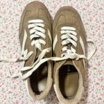 Amazon  Sneakers Photo 0