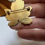 MMA Metropolitan Museum of Art Gold Tone Red Enamel Maple Leaf Pin Brooch 1985 Photo 7