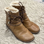UGG  Caspia 1932 Tan Leather Lace Up Ankle Sheepskin Warm Boots Womens Sz 8 Photo 0