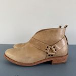 Koolaburra by UGG Santa Barbara Dame Leather Light Tan Harness Ankle Booties Size 6.5 Photo 3