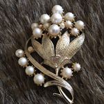 Vintage 50s Coro faux pearl gold cluster brooch Photo 0
