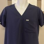 FIGS Technical Collection Short Sleeve Scrub V-Neck Shirt w/ Pocket- Medium Photo 3