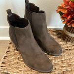 White Mountain  round toe elastic on side for easy pull on Photo 0