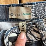 Roxy  Women’s Blue Denim Jeans Floral Print Mid Rise Straight Leg size 0/24 Photo 2