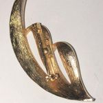 Vintage White Enamel Gold Tone Retro Brooch Shoulder Pin Photo 3