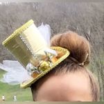 Gold fascinator top hat Photo 4