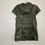 Lululemon Spring Fling Puffy Vest Green Camo Hooded Vest women’s 8 active lounge Photo 4