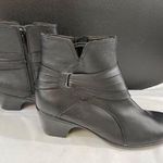 Clarks Women's Black Leather Ankle Heeled Boots Size 8.5M SKU 6222 Photo 0
