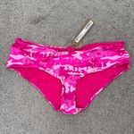 SKIMS NWT  Swim Mid‎ Waist Hipster Bottom Womens XS Pink Camo Logo Photo 2