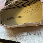 Tom slightly use lavender shoes. Size 6 medium. They’re very beautiful lavender‌ Photo 6