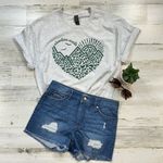 Gildan Adventure Awaits Green Heart Women’s Large T-Shirt Short Sleeve Photo 0