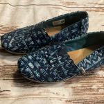 Toms CHEVRON PATTERN STITCHED LOGO HEEL TAB CANVAS SLIP ON SHOES Photo 0