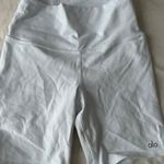 Alo Yoga White 7inch Biker Shorts Photo 0