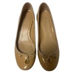 Tory Burch  Chelsea Camellia Pump Tan Nude Patent Leather Low Heel Logo Size 7.5 Photo 1