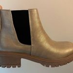 Seven7 NWT Billie Chelsea Boot Gold Women’s Sz 9 Photo 3