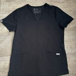 FIGS  Casma Three-Pocket Scrub Top in Black Photo 2