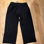 Athleta  medium cropped‎ 49% polyester 43% modal 9% spandex cropped sweatpants Photo 1