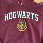 Harry Potter  Merch - Hogwarts Sweatshirt in Burgundy Photo 1