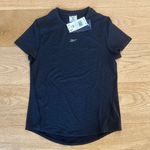 Reebok  - Chill Round Neck Short Sleeve Athletic Tee in Black Photo 0