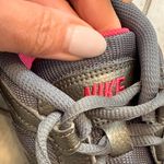 Nike women's size 8 gray/pink Musique IV sneakers 32475-063 Photo 3