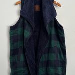 Girlie girl original C.C Exclusive Reversible Fleece & Plaid Vest, Women’s Size Large — Evergreen/Navy Photo 0