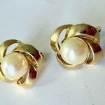Vintage Dainty Gold Tone Faux Pearl Clip Photo 2
