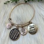 Love never fails bracelet Photo 0