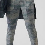 Athleta Farallon Green Camo Patterned Joggers Pants NWT Size XL Photo 0