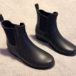 J.Crew  Size 7 Black Short Lug-Sole Chelsea Rubber Ankle Rain Boots Waterproof Photo 0