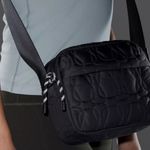 Lululemon Quilted Embrace Bag Vol 4L in Black Photo 6