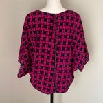 Alya Women's Geometric Dolman Short Sleeve Blouse Top Zip Back Pink Black Small Photo 3