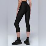 Alo Yoga  Airlift High Waist Cropped Capri Length Leggings Black Small S Photo 1