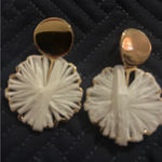White Raffia Flower Earrings Gold Tone Drop Dangle Statement Lightweight Photo 0