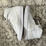 Nike Women’s  Blazer Mid '77 Triple White Photo 2