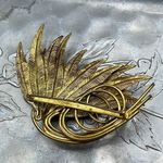 Vintage large ornate plume brooch . Antique brass finish . Gold Photo 1