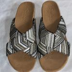 Skechers   WO 8.5 Tan and Black Slide Sandals with Geometric PatternWoven straps Photo 5