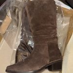 Mango 100% bovine leather. Long design. Square heel.‎ Height: 5cm. Zipper closure. Photo 5