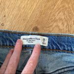 Abercrombie & Fitch - The Mom Shorts Mid Rise Distressed in Dark Blue Photo 2