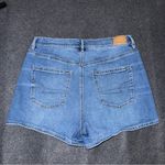 American Eagle  Strigid Super High Waisted Relaxed Denim Shorts Sz 10 Medium Wash Photo 2
