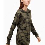 Aritzia / TNA Chiemsee Camo T-Shirt in Grapeleaf & Peat NWOT Photo 4