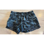 Athleta  PRINTED MESH RACER RUN SHORT 4” olive camo size large Photo 11