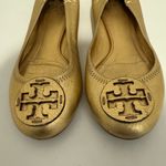 Tory Burch  Reva Gold Metallic Ballet Flats Grained Leather Logo Size 7 Y2K Photo 3