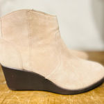 Crocs  Leigh Women's Size 7 Chukka Wedge Booties Tan Suede Lace-up Comfort Photo 0