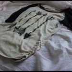 Free Kisses beige arrow baseball tee Photo 2