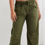 Aerie NWT  Women’s Avenue Baggy Cargo Pants Pull On Lightweight in Green Flame L Photo 0